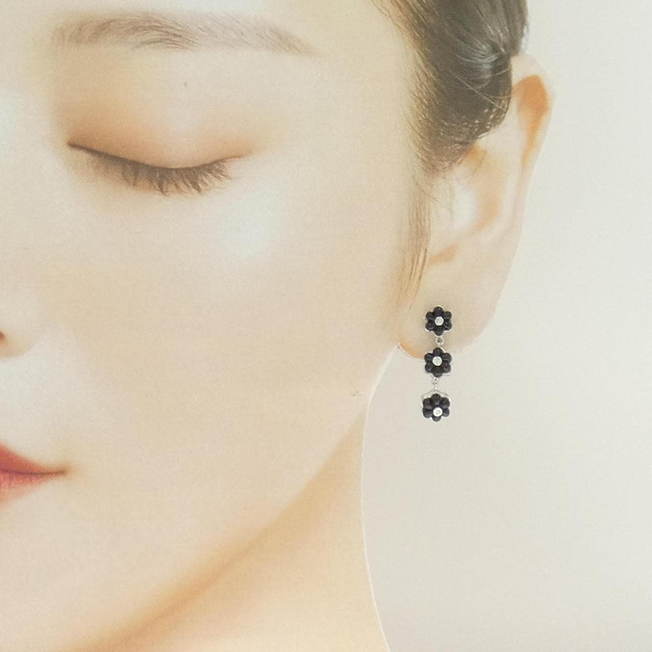 K18WG フラワー オニキス ピアス