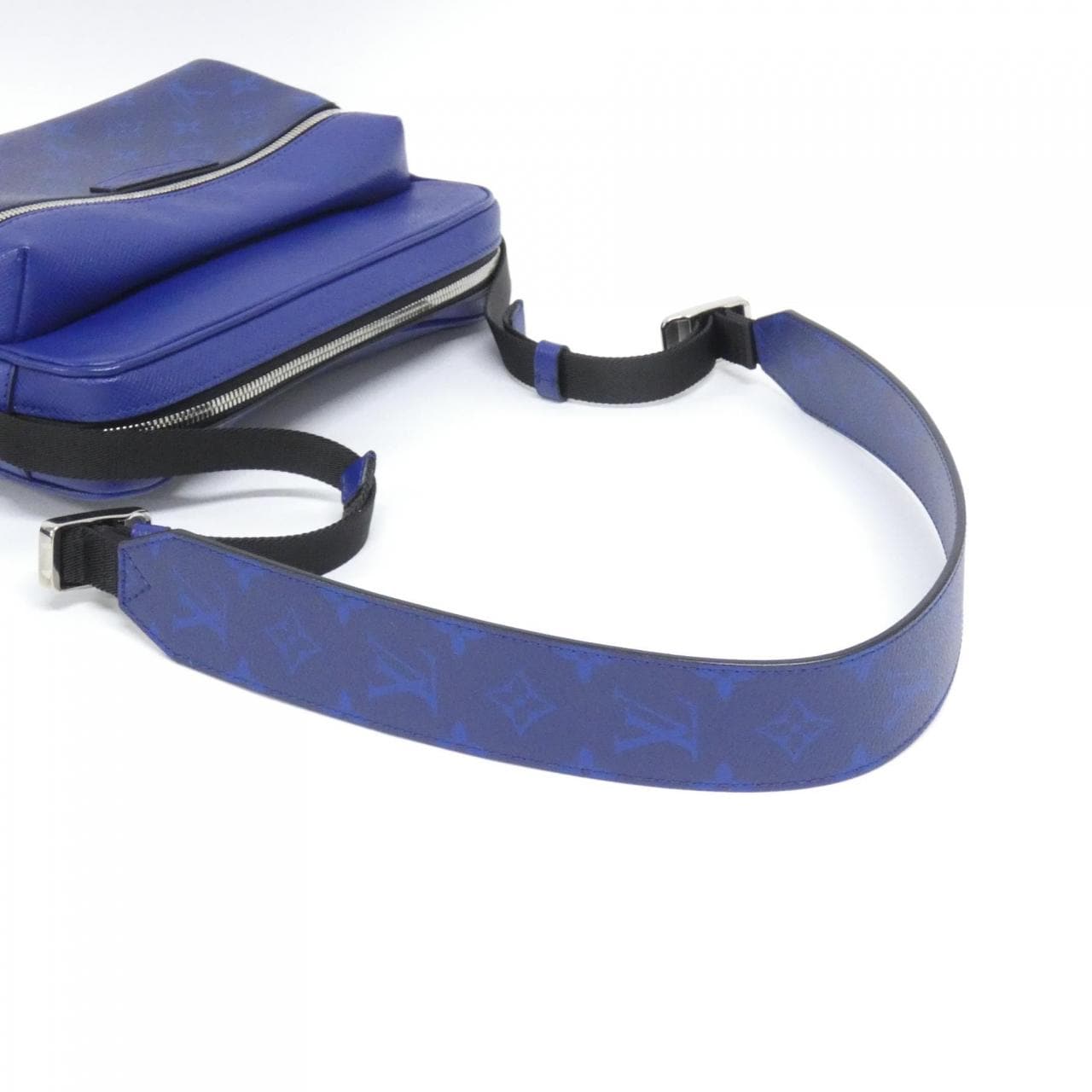 ルイヴィトン タイガ ラマ アウトドア メッセンジャー PM M30242 ショルダーバッグ