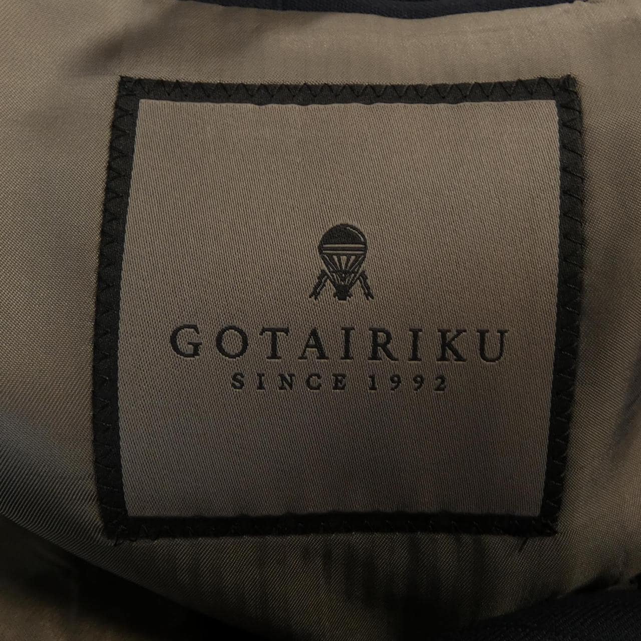 ゴタイリク GOTAIRIKU スーツ