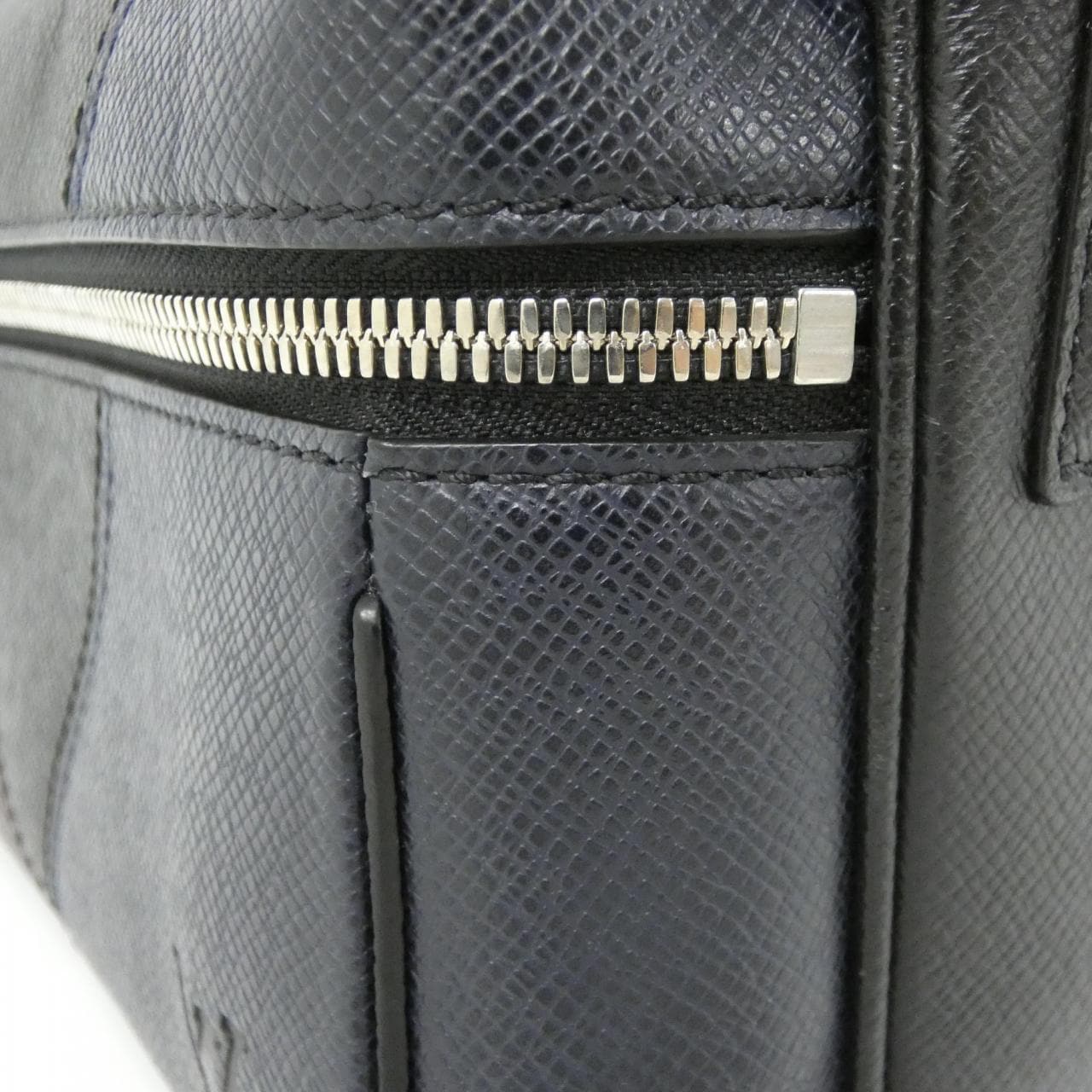 ルイヴィトン タイガ(Vパターン) アウトドア メッセンジャー PM M30703 ショルダーバッグ