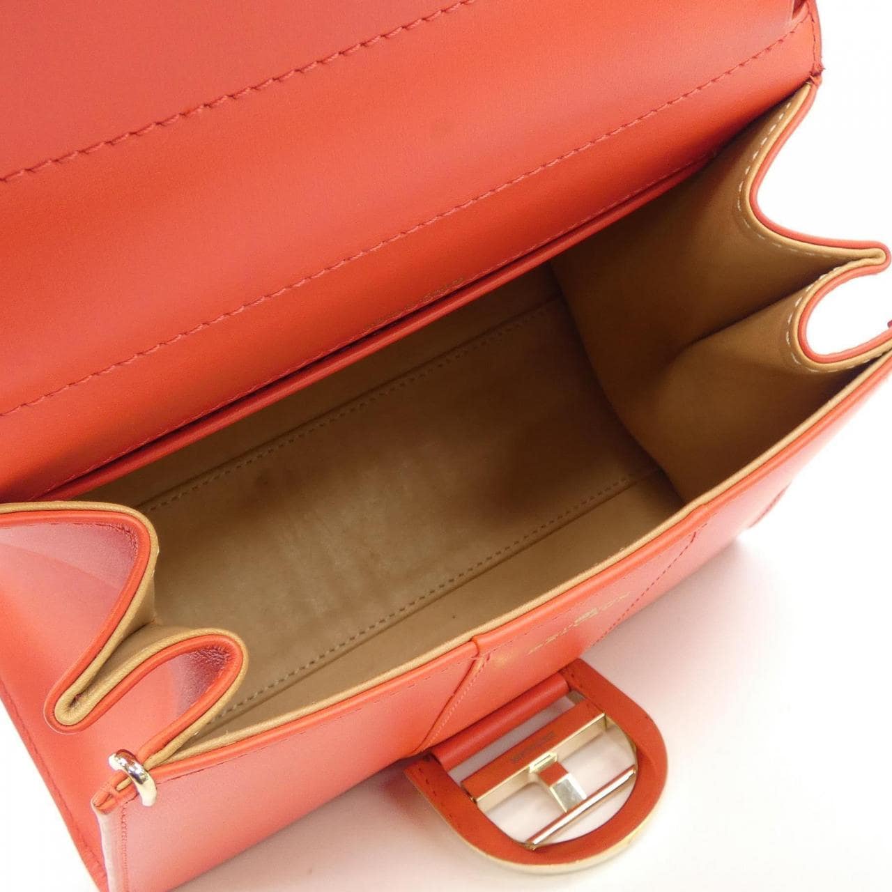 德尔沃DELVAUX