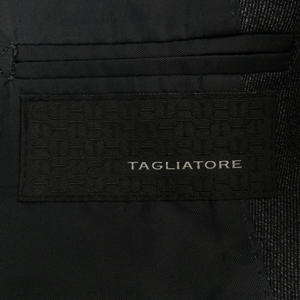 タリアトーレ TAGLIATORE スリーピース