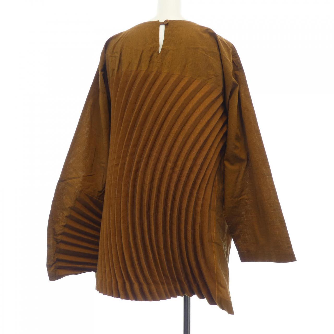 ISSEY MIYAKE IM13FJ136 Tops