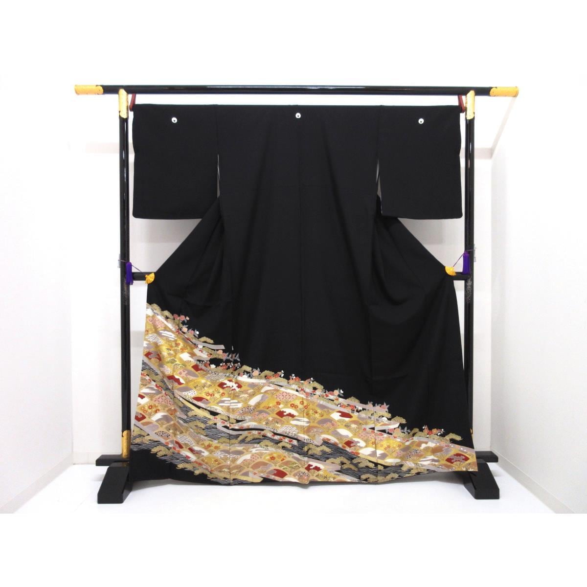 Tomesode (Japanese traditional kimono) with gold leaf finish, circle with wisteria, width L