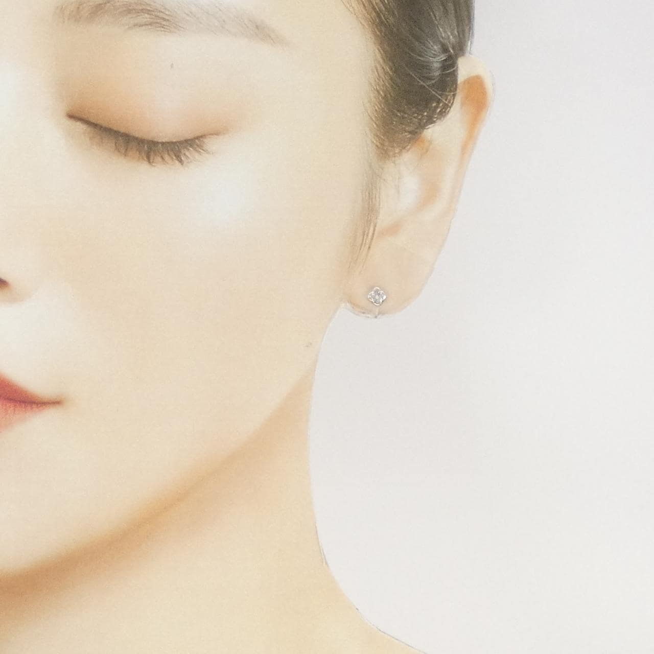 K18WG フラワー ダイヤモンド ピアス 0.12CT