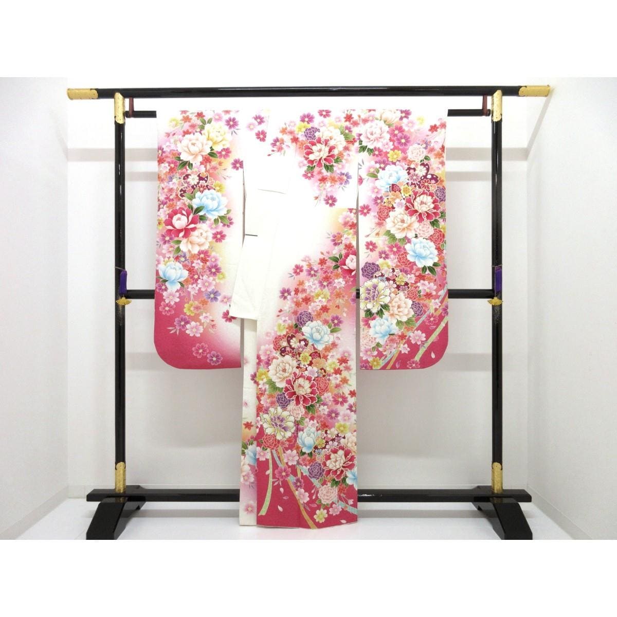 振袖　銀通しボカシ染　友禅金彩加工　刺繍入り