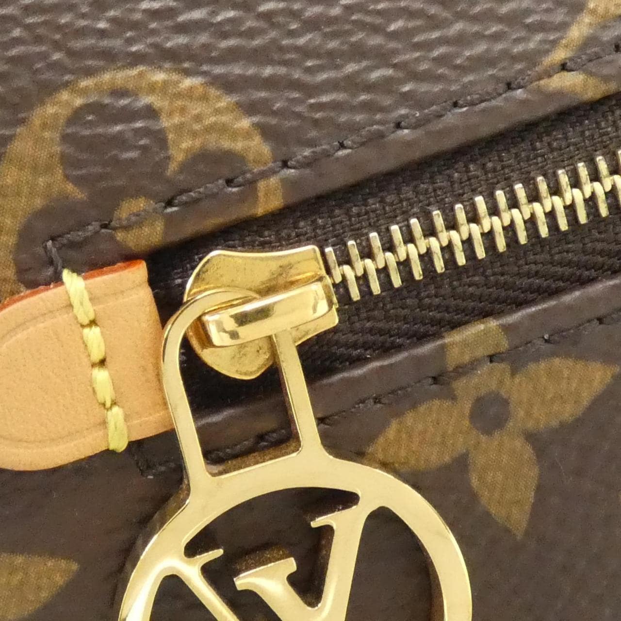 LOUIS VUITTON Monogram Loop M81098 单肩包