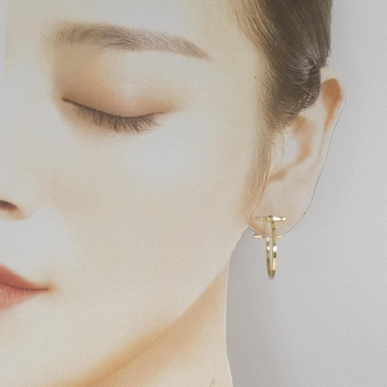 ティファニー Tワイヤー フープ ミディアム ピアス