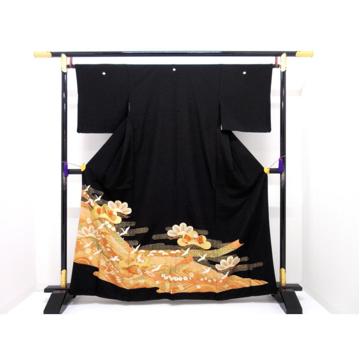 留袖　友禅金彩加工　刺繍入り　武田菱