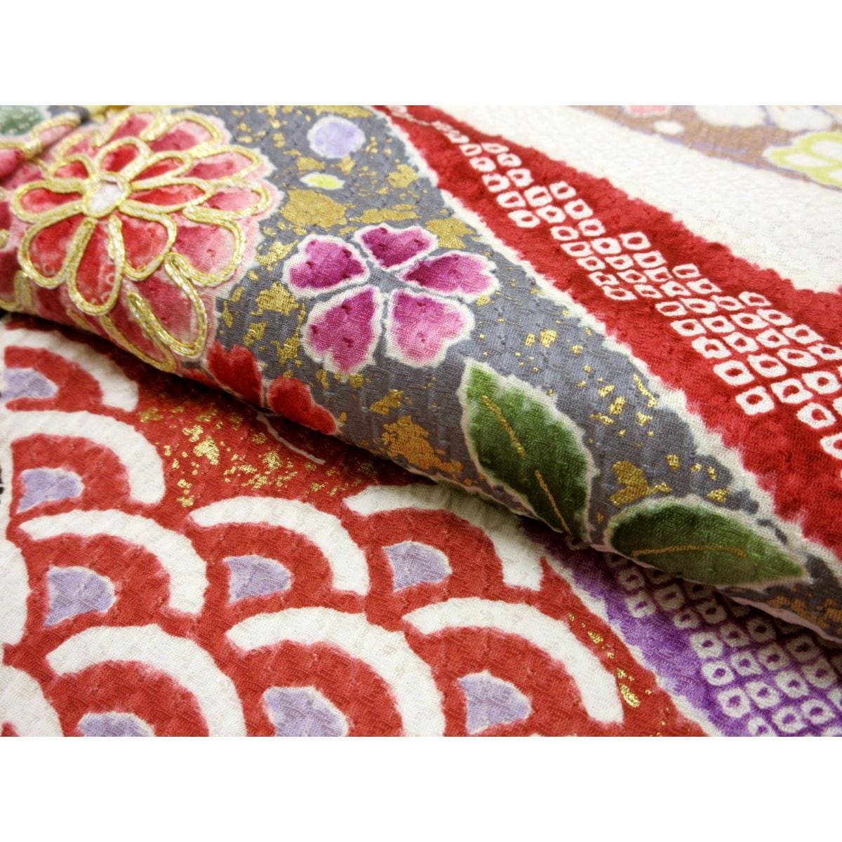 振袖　友禅金彩加工　刺繍入り