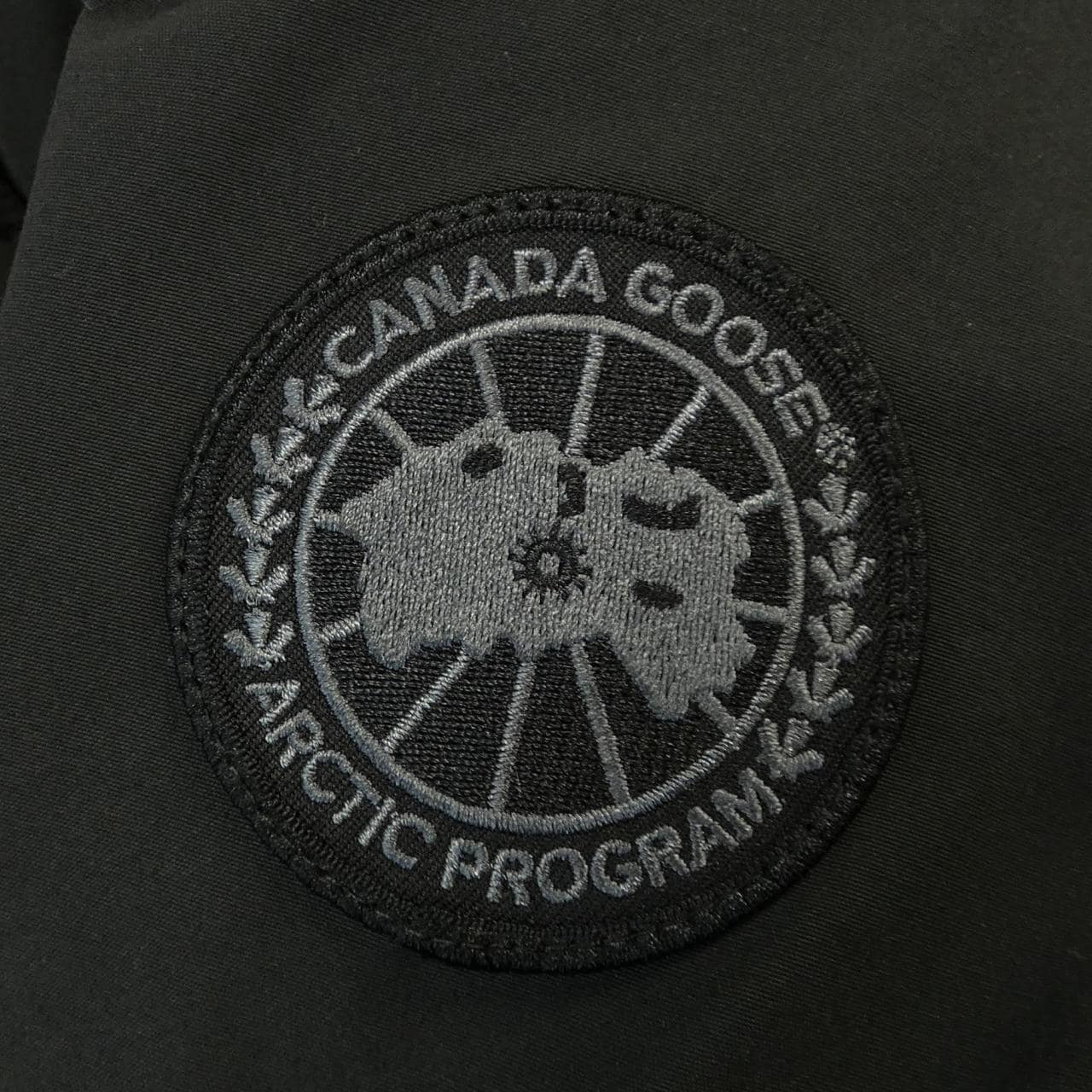 加拿大鹅CANADA GOOSE羽绒大衣