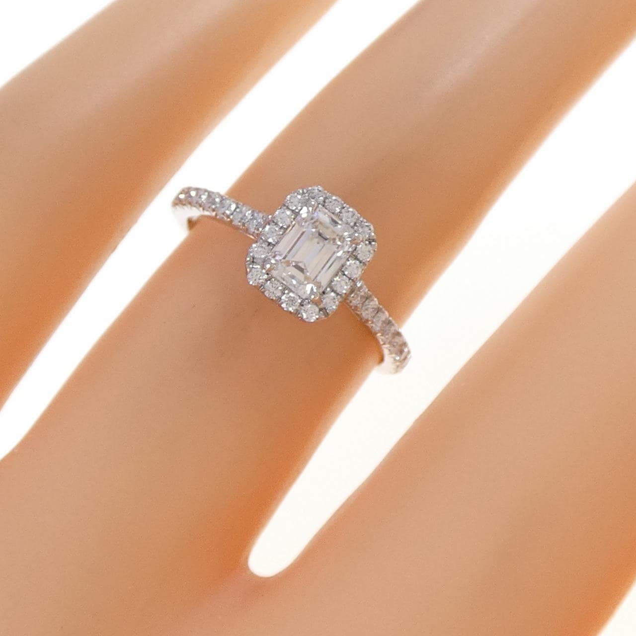 ティファニー ソレスト エメラルドカット リング 0.40CT F VVS1