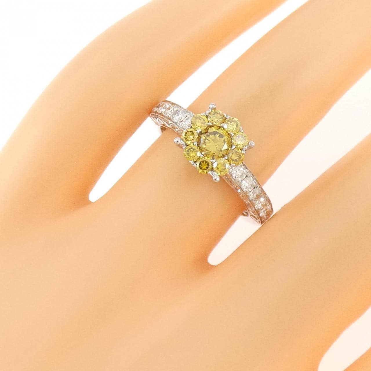 K18WG フラワー ダイヤモンド リング 0.84CT