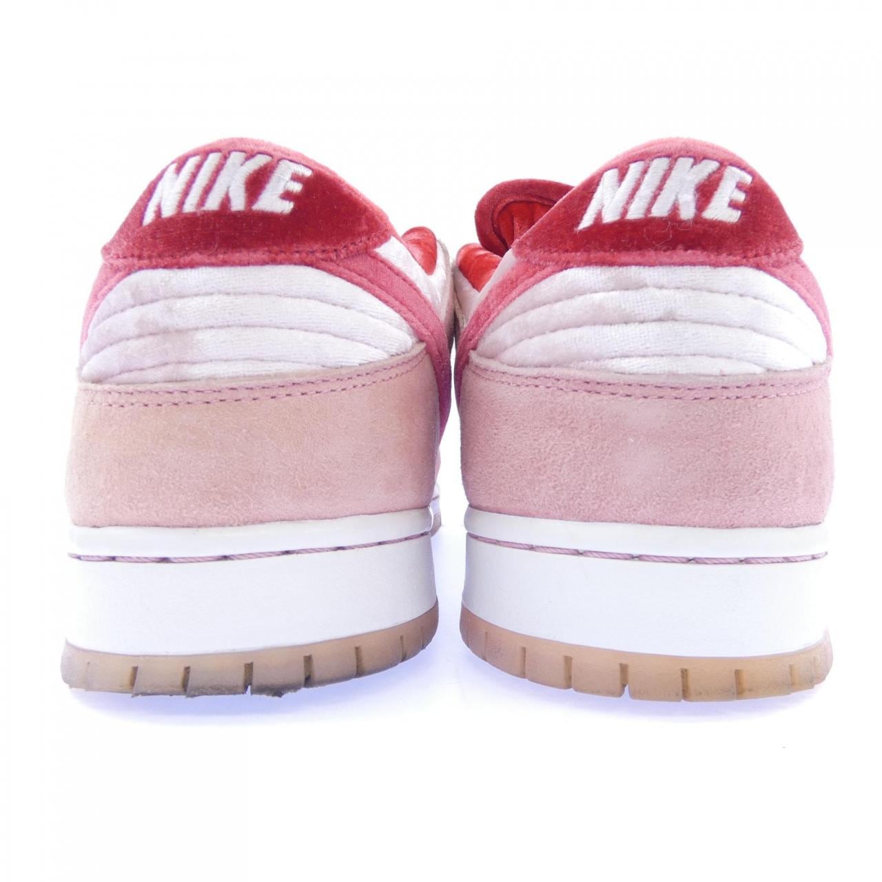 ナイキ NIKE CT2552-800　STRANGE LOVE スニーカー