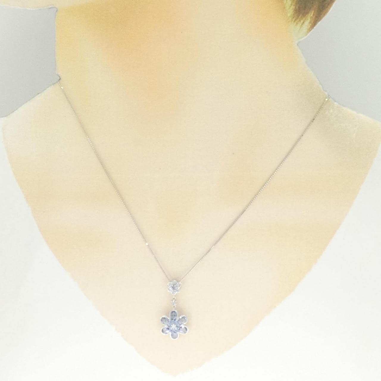 K18WG Flower Sapphire Necklace 1.20CT