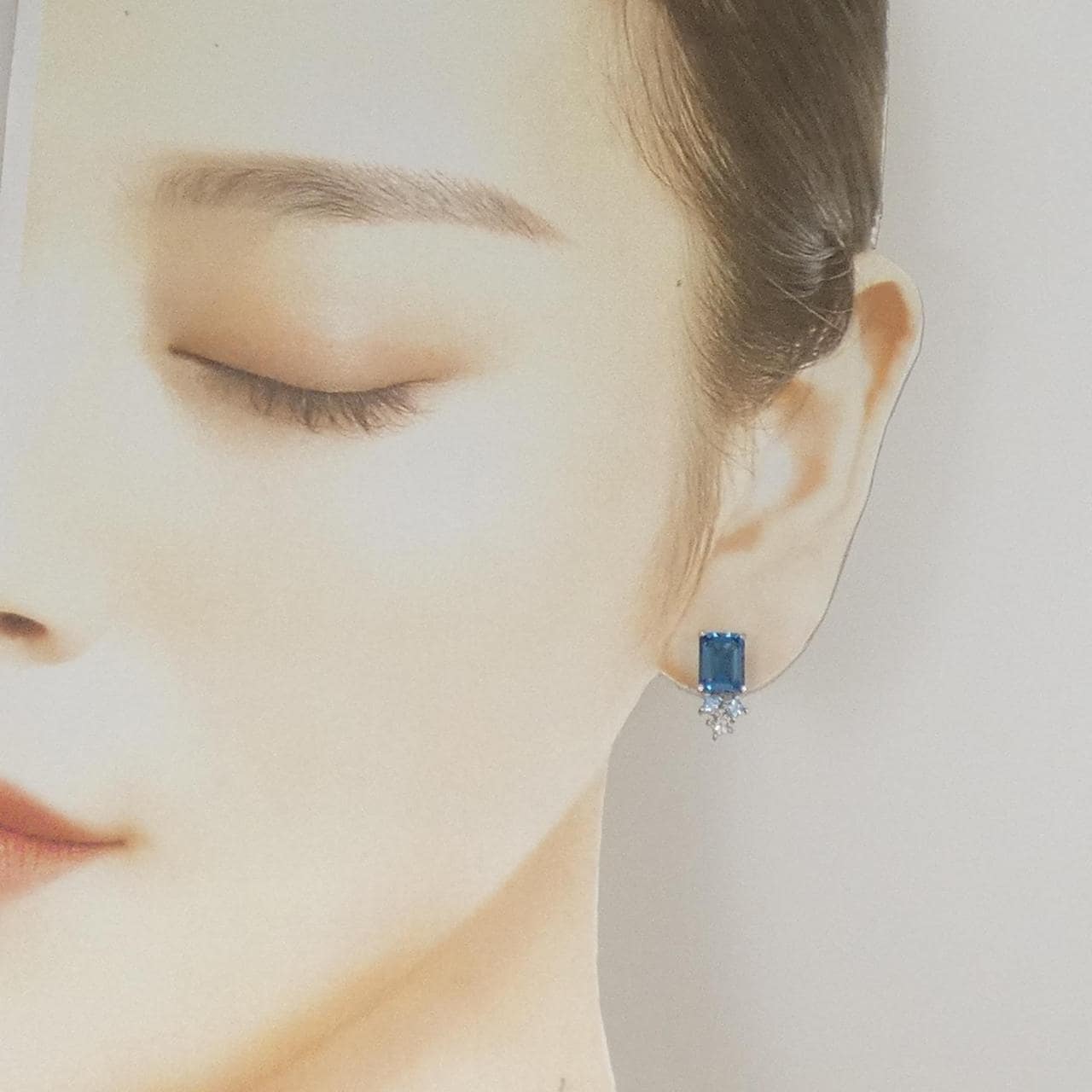 K18WG ブルートパーズ ピアス 3.00CT