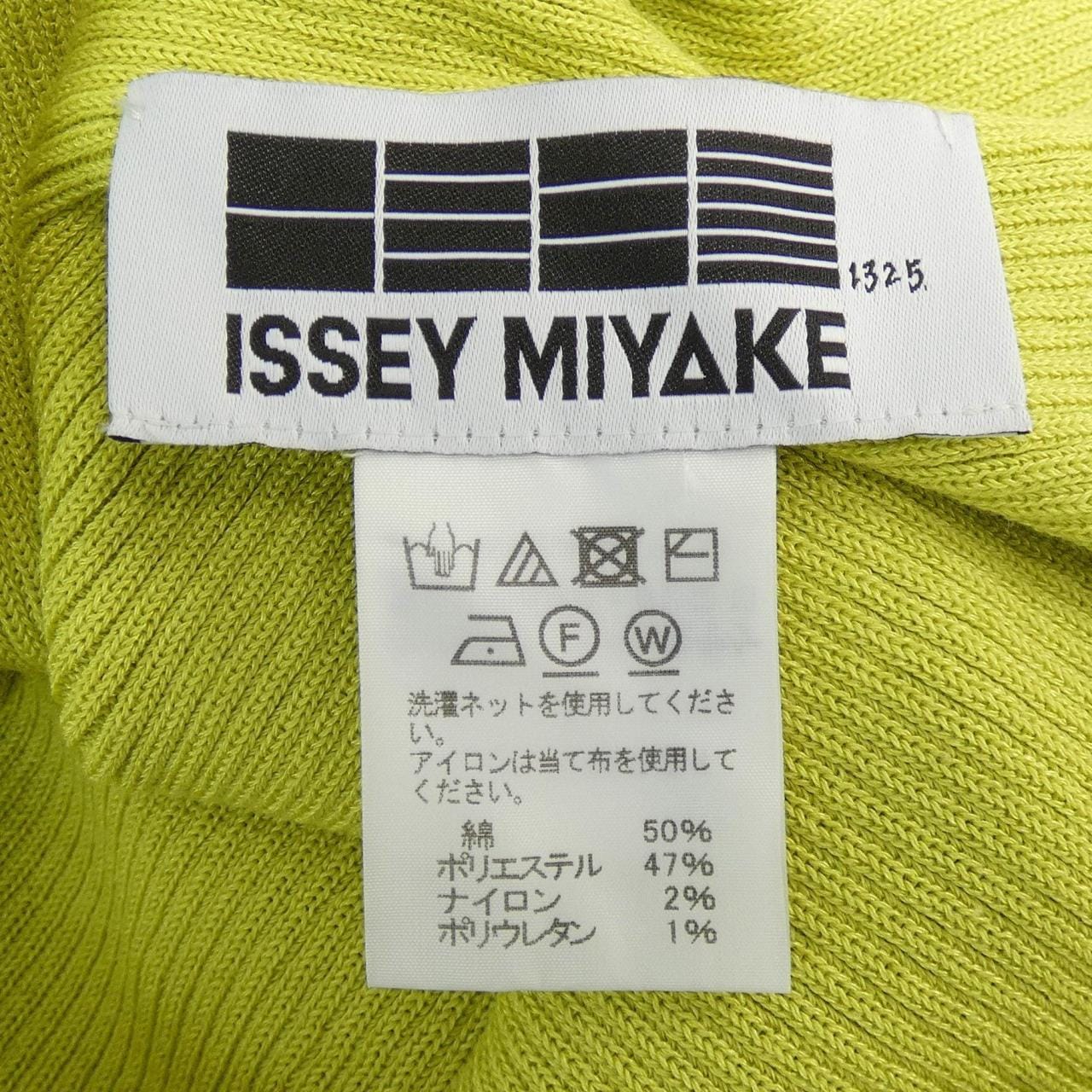 ISSEY MIYAKE Tops