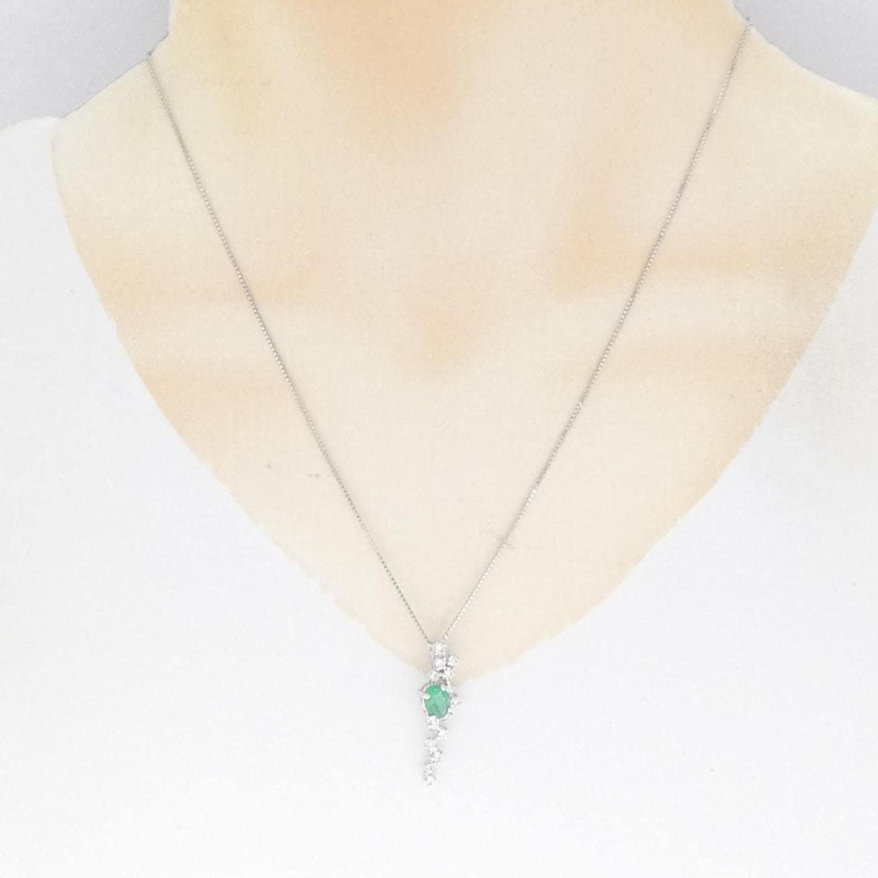 K18WG emerald necklace 0.60CT