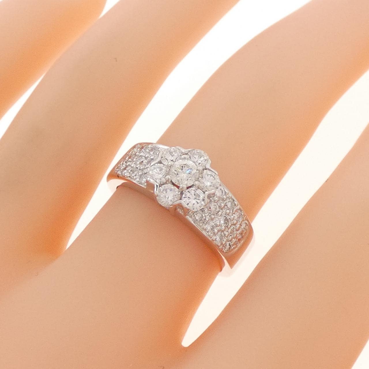 K18WG フラワー ダイヤモンド リング 1.00CT