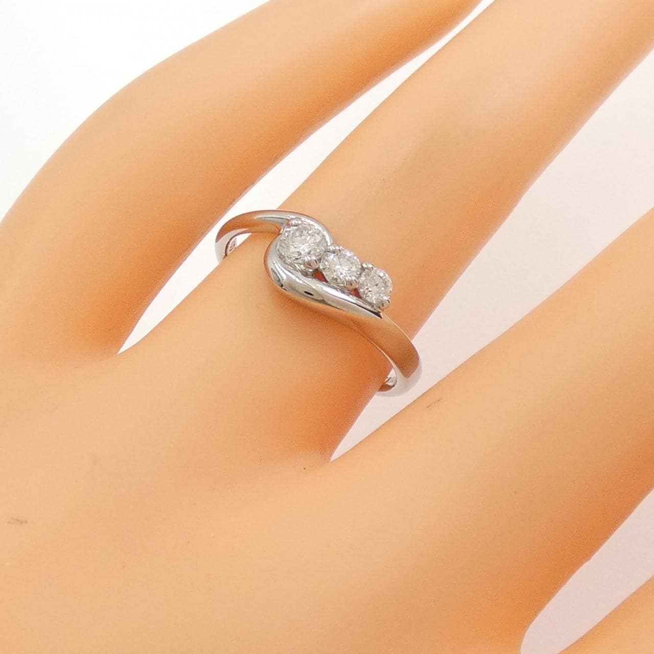 PT スリーストーン ダイヤモンド リング 0.30CT
