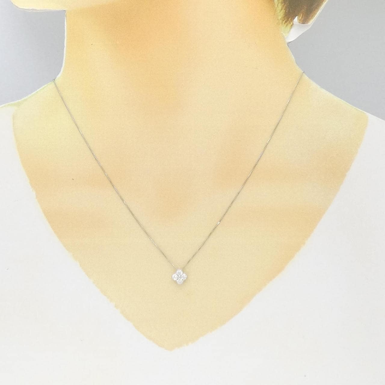 [BRAND NEW] PT Flower Diamond Necklace 0.251CT