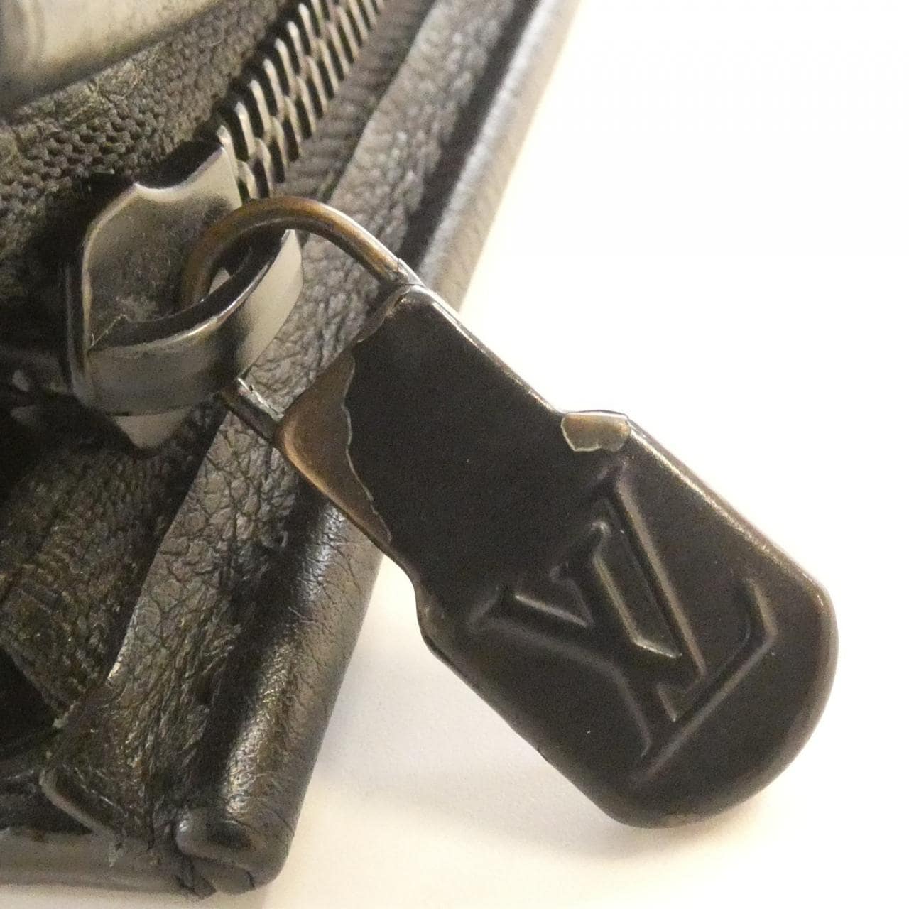 ルイヴィトン モノグラム シャドウ ガストン ウエアラブル ウォレット M81115 ショルダーバッグ