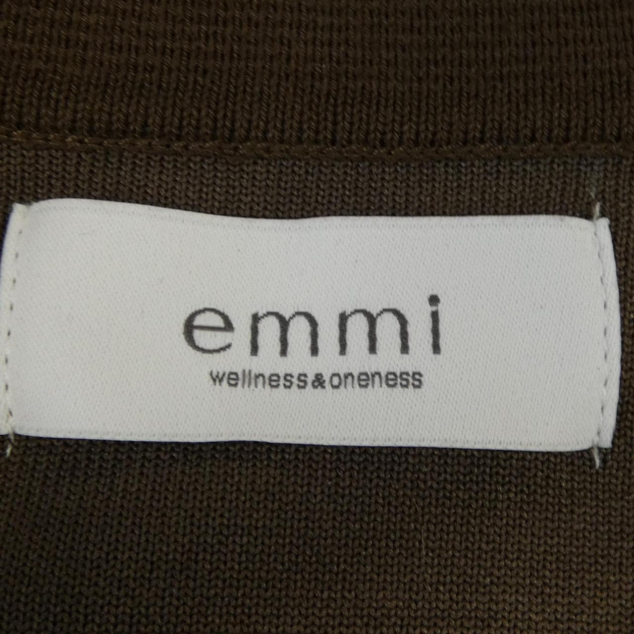 エミ emmi トップス