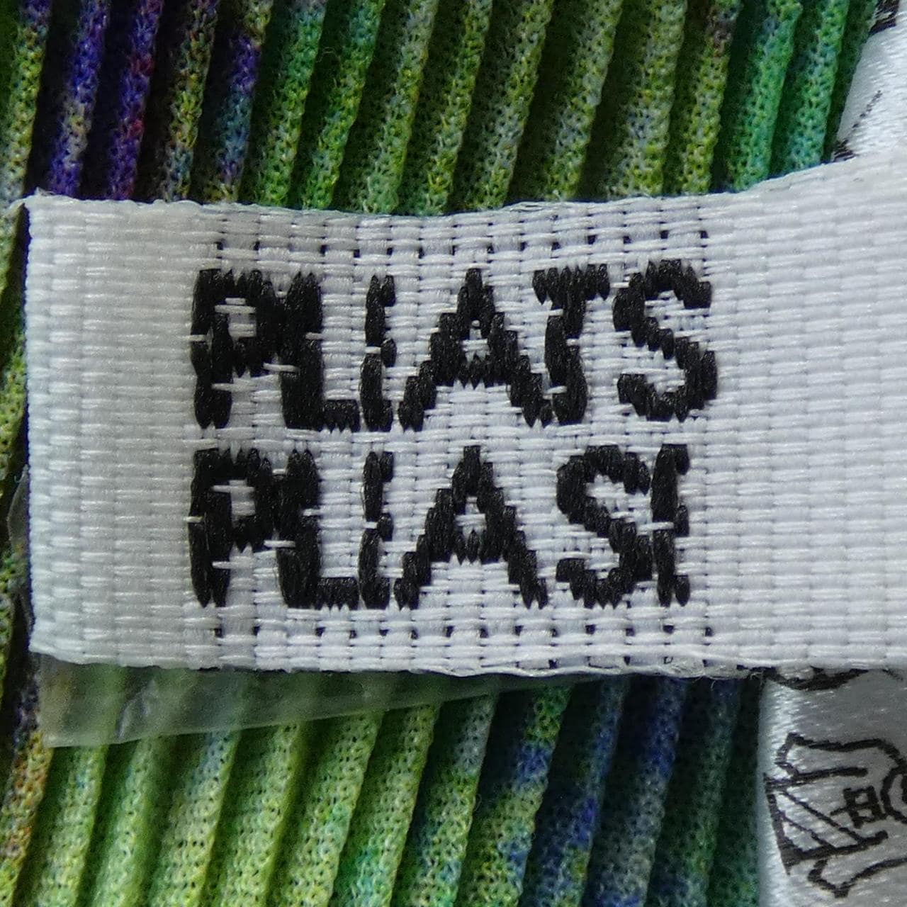 百褶PLEATS PLEASE上衣
