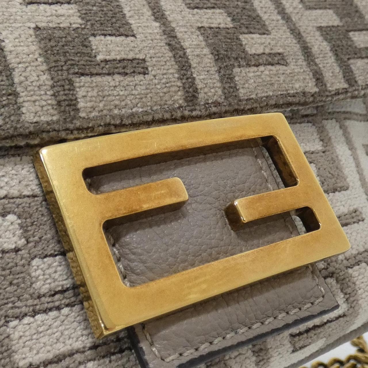 フェンディ バゲット チェーン ミディ 8BR793 AQF4 ショルダーバッグ