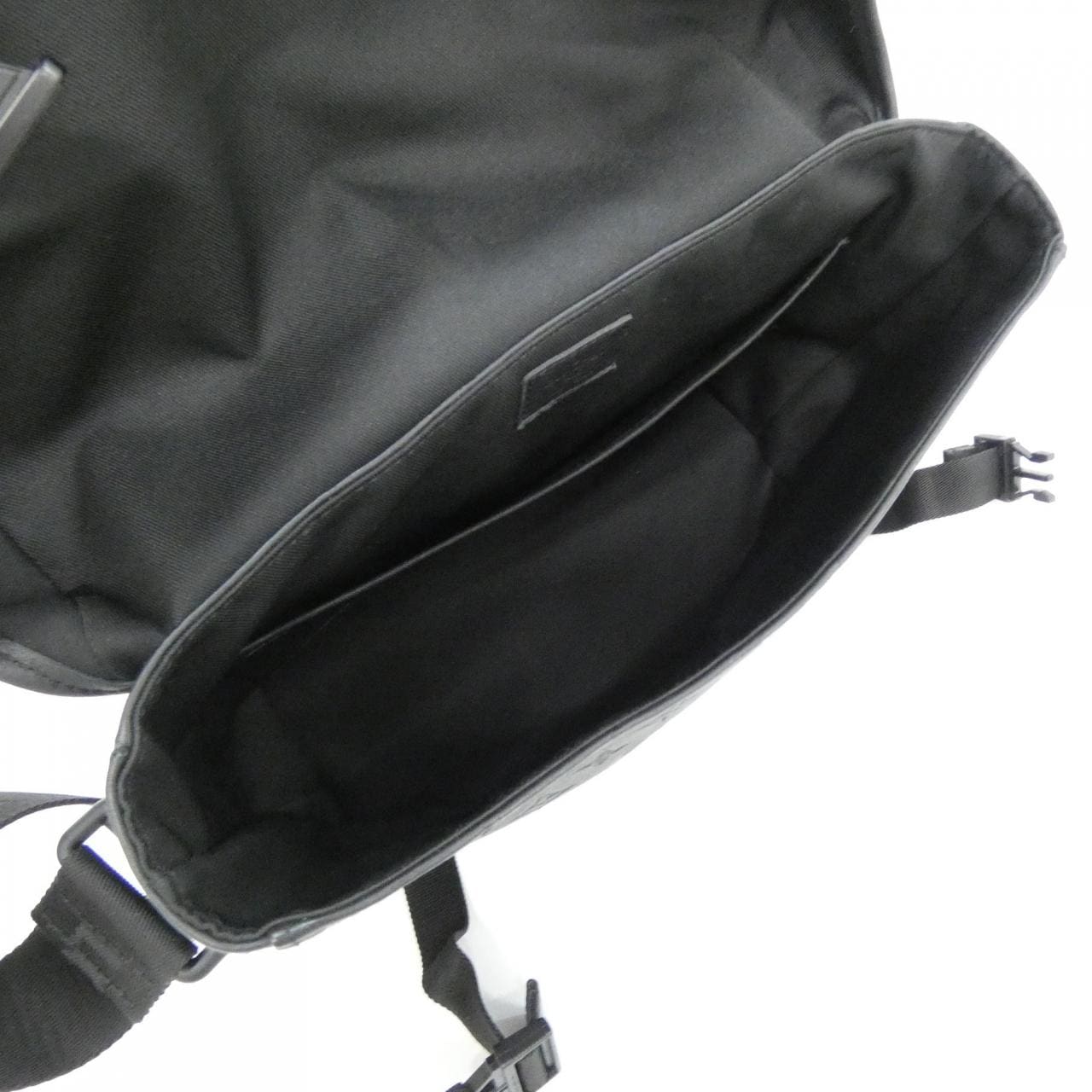 ルイヴィトン モノグラム シャドウ メッセンジャー ヴォワヤージュ PM M25121 ショルダーバッグ