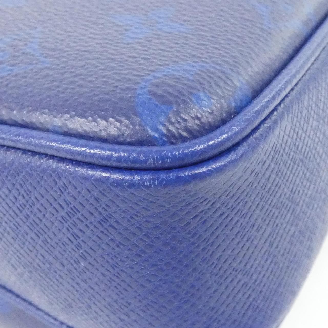 ルイヴィトン タイガ ラマ アウトドア メッセンジャー PM M30242 ショルダーバッグ