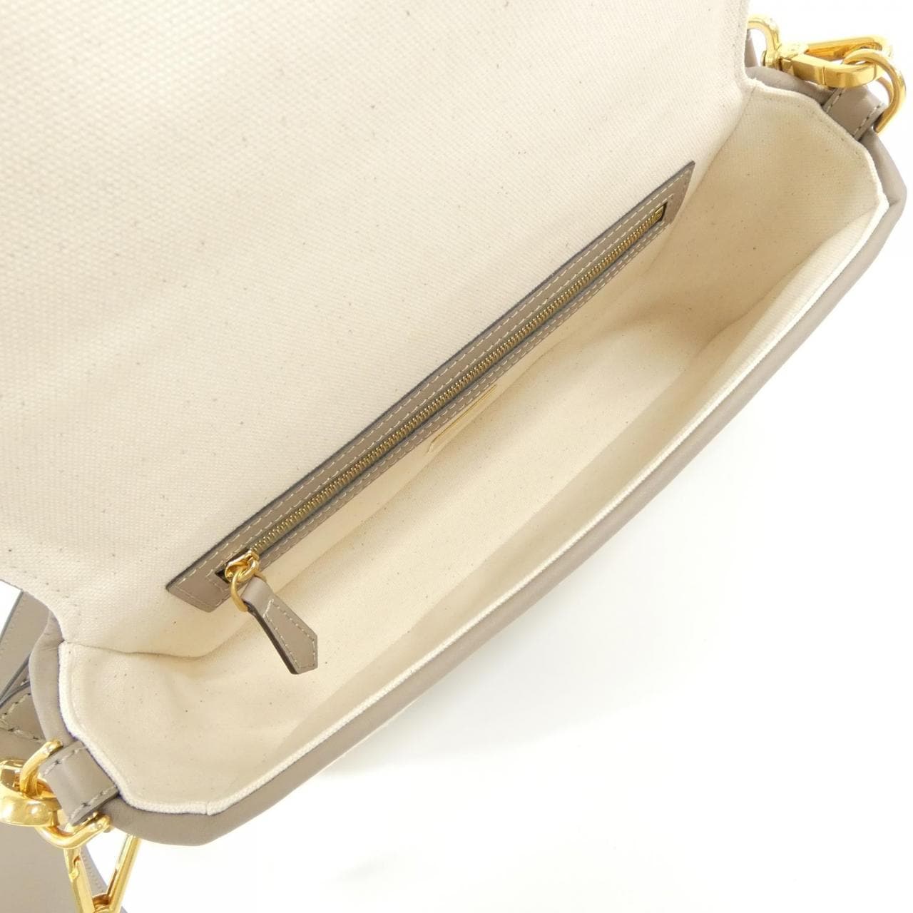 [新品] FENDI Baguette 8BR600 ANH4 单肩包