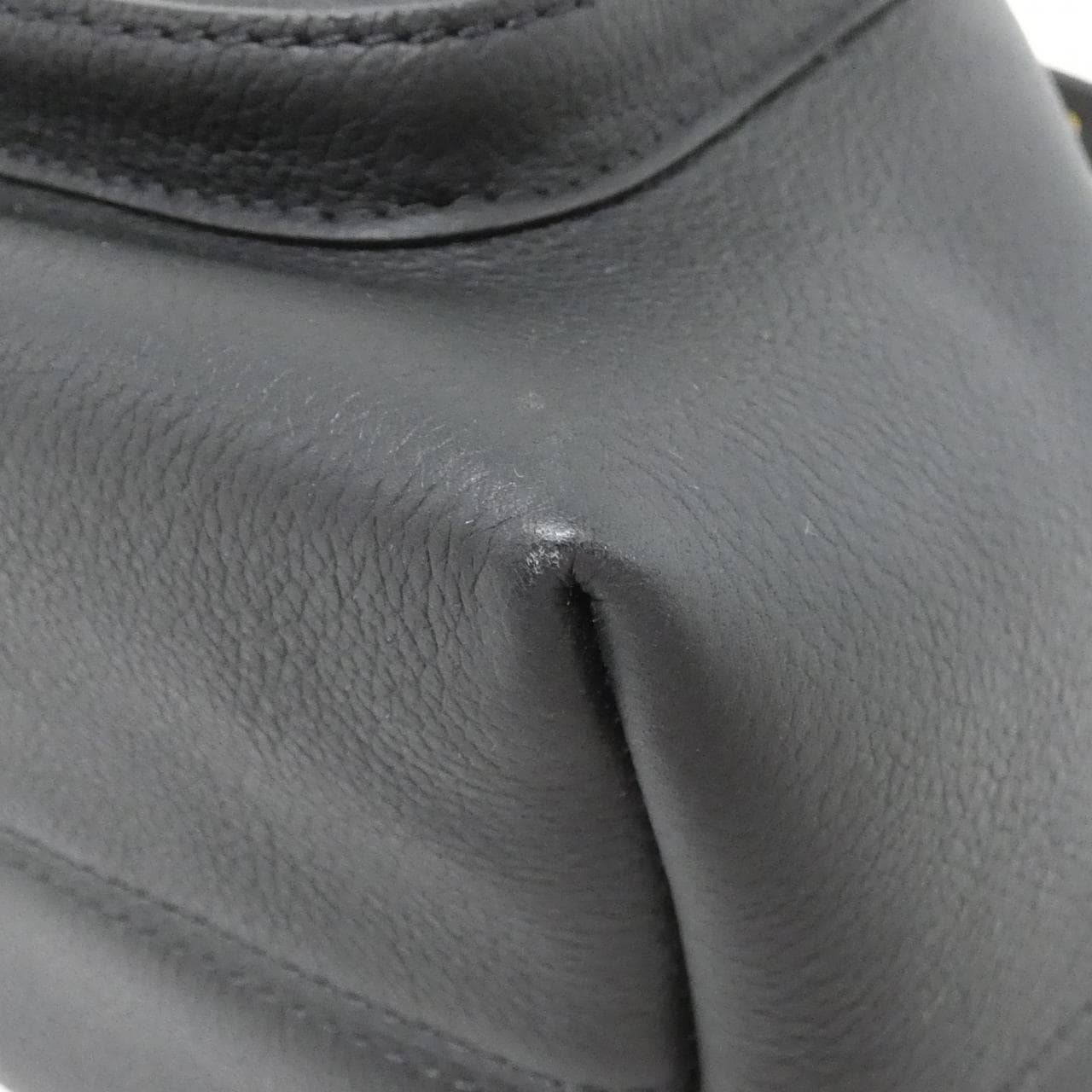 ルイヴィトン トリヨン ロックミー バケット M57687 ショルダーバッグ