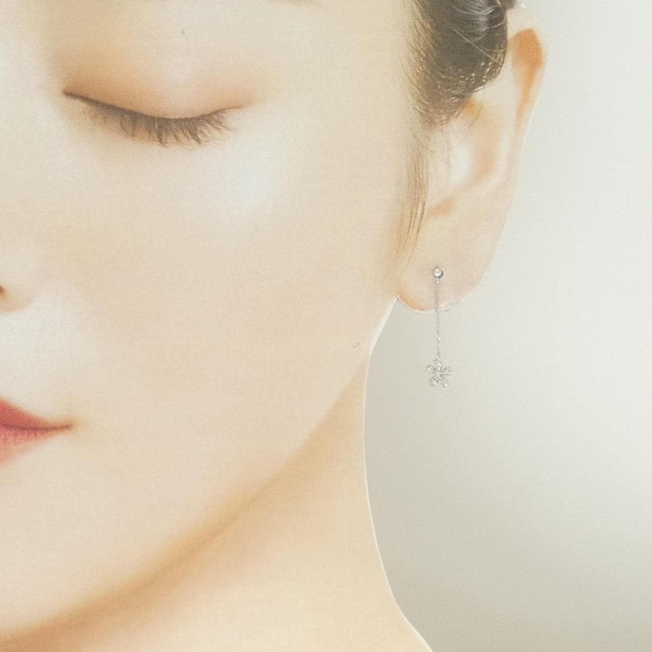 K18WG フラワー ダイヤモンド ピアス 0.12CT