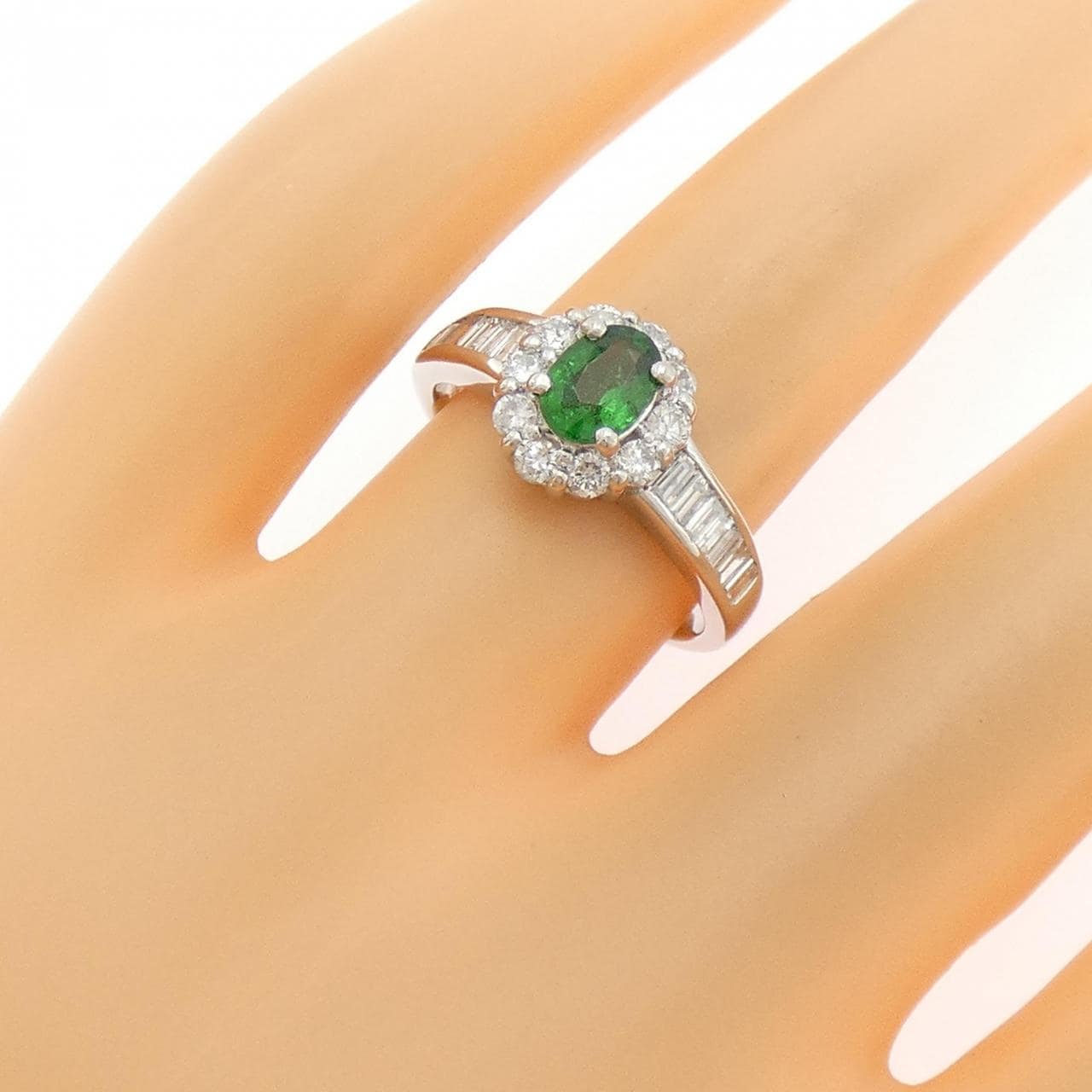 PT900 绿色石榴石戒指 0.57克拉