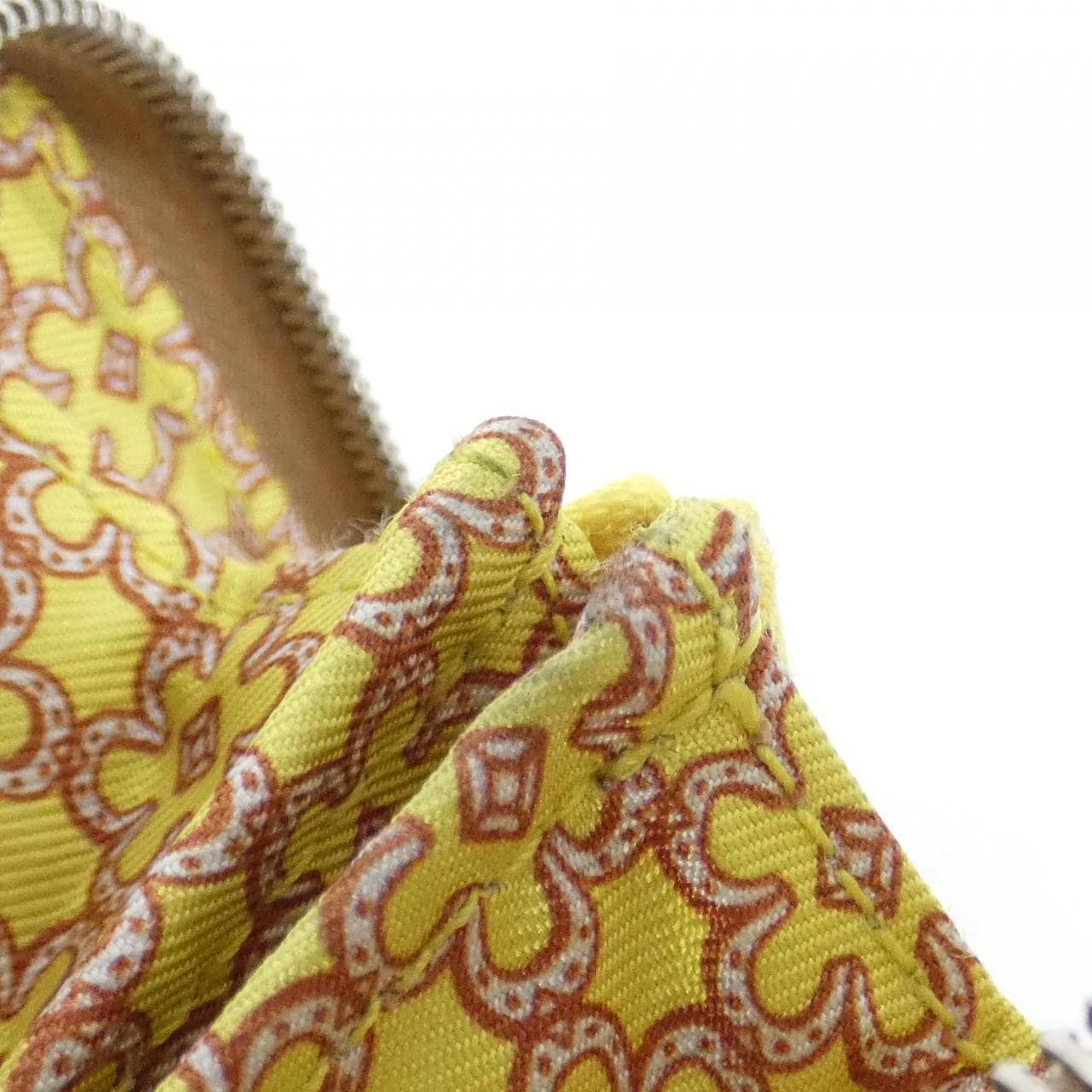 エルメス LUCKY DAISY シルク イン コンパクト 083791CK 財布