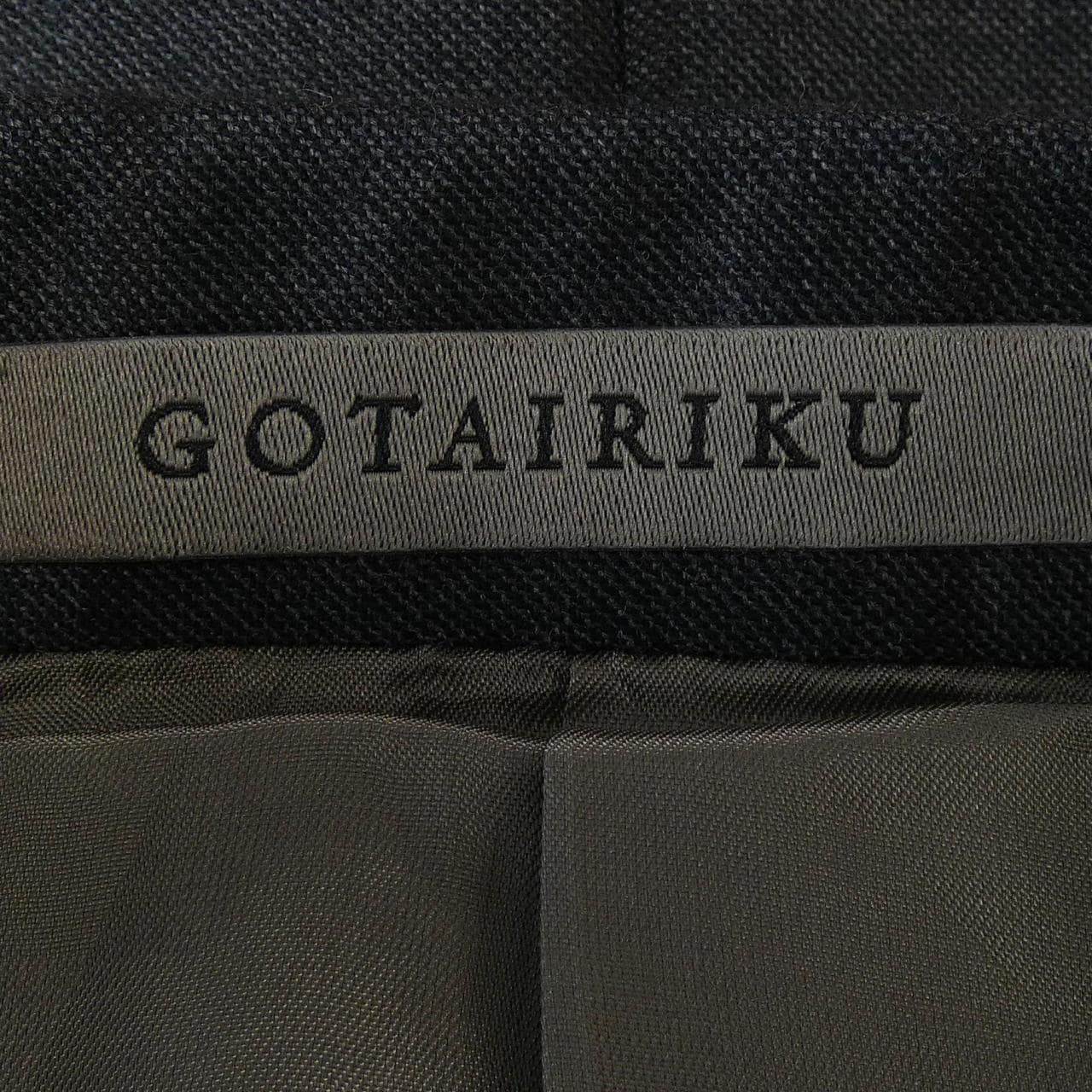 ゴタイリク GOTAIRIKU スーツ