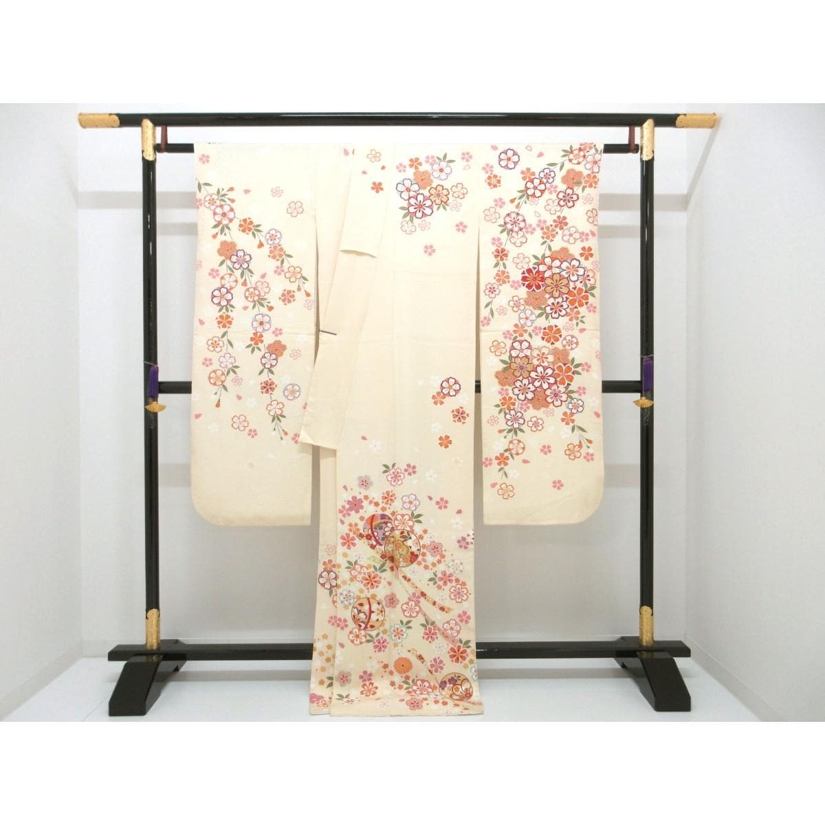 振袖　友禅金彩加工　刺繍入り