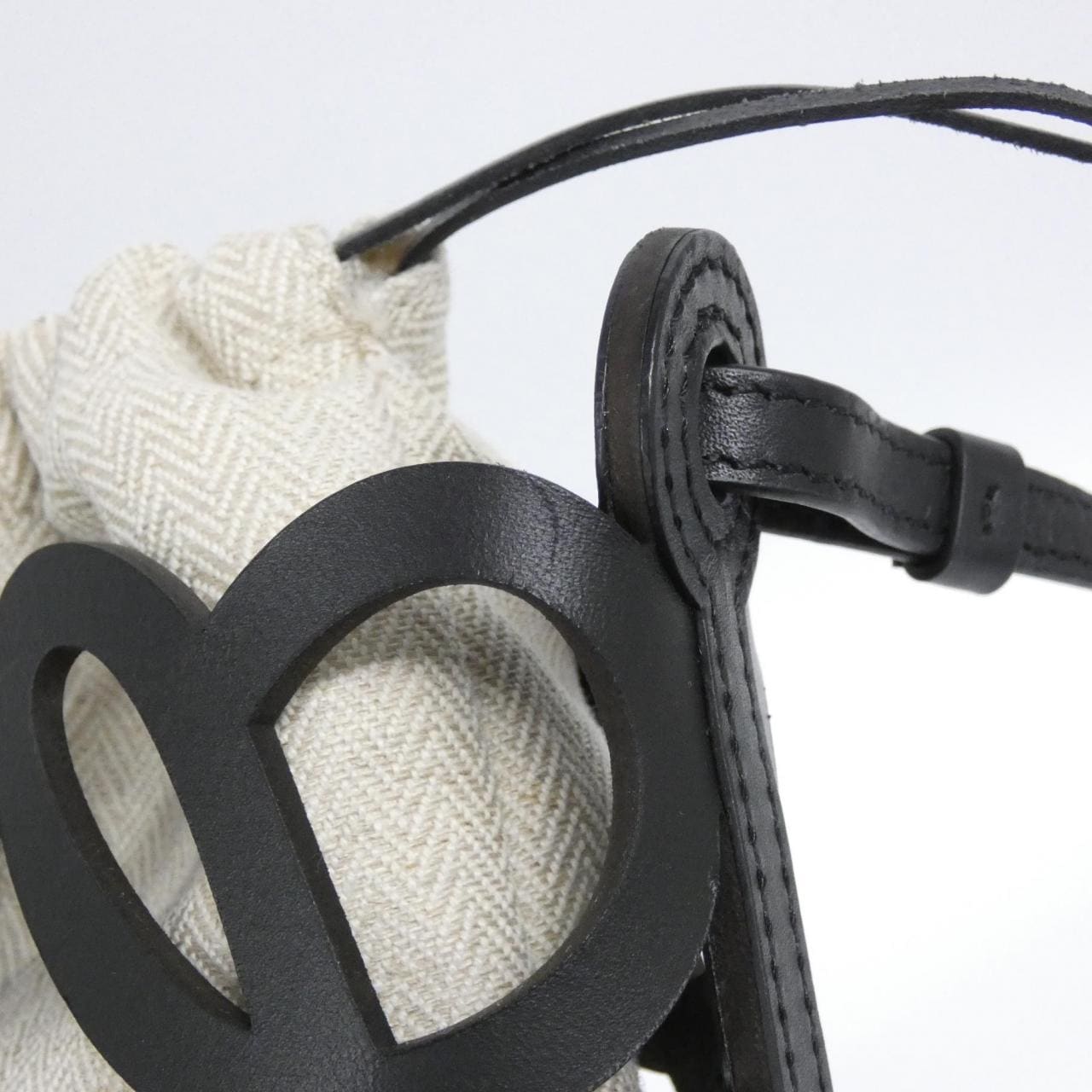 ロエベ アナグラム カット アウト ポケット C922Y62X02 ショルダーバッグ