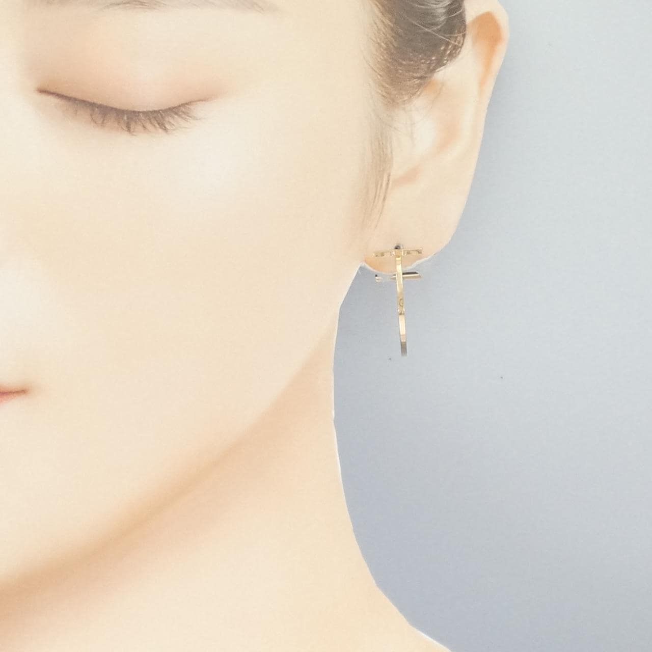 ティファニー Tワイヤー フープ ミディアム ピアス