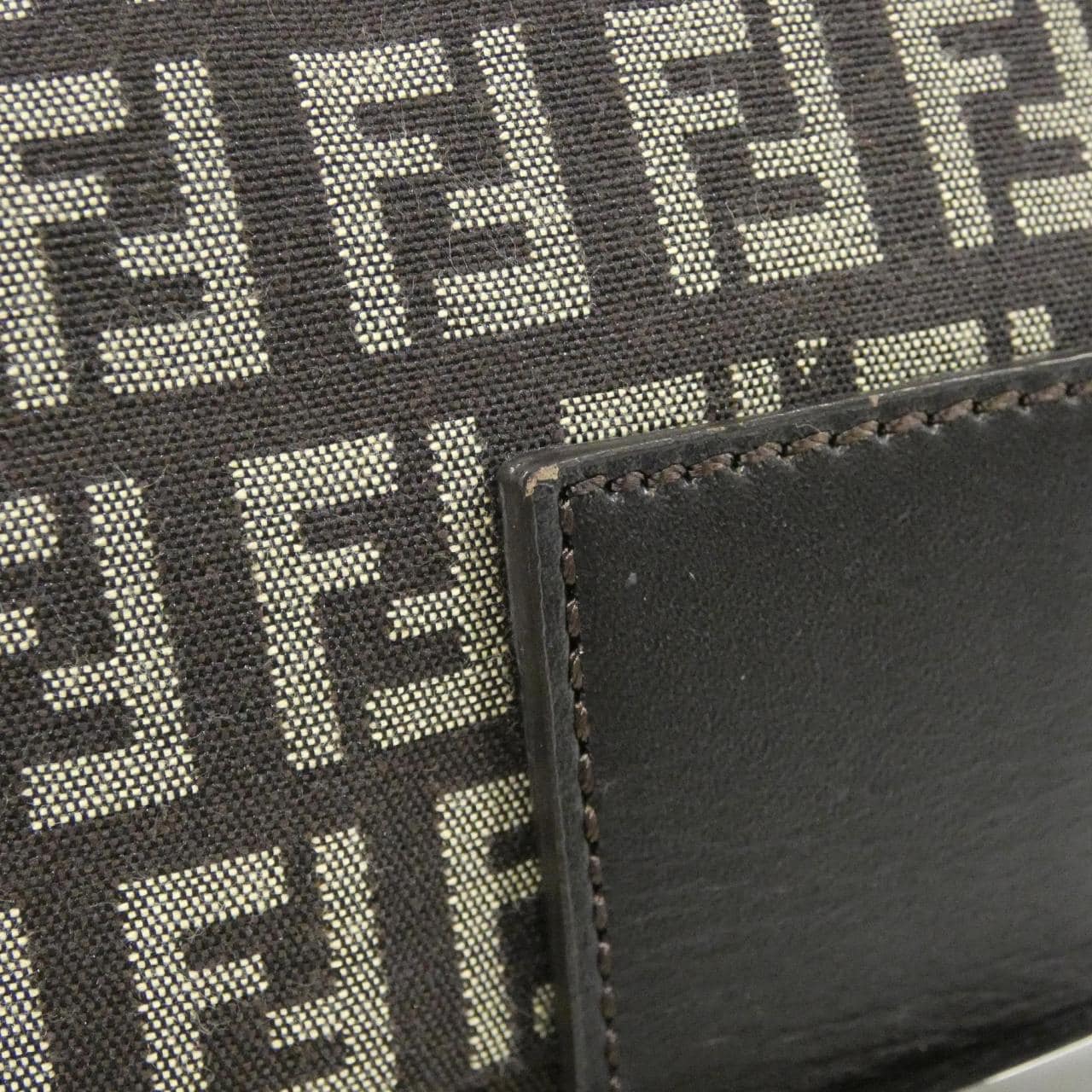 vintage FENDI Baguette 8BR000 JQ4 Shoulder Bag