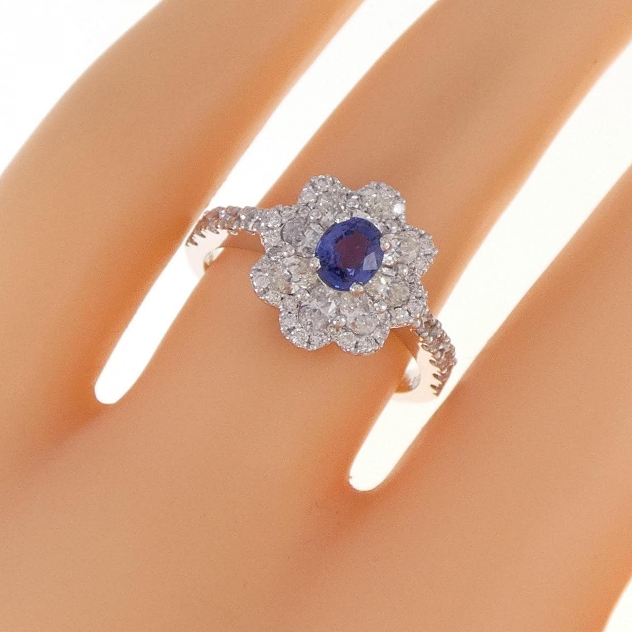 [BRAND NEW] K18WG Flower Sapphire Ring 0.43CT