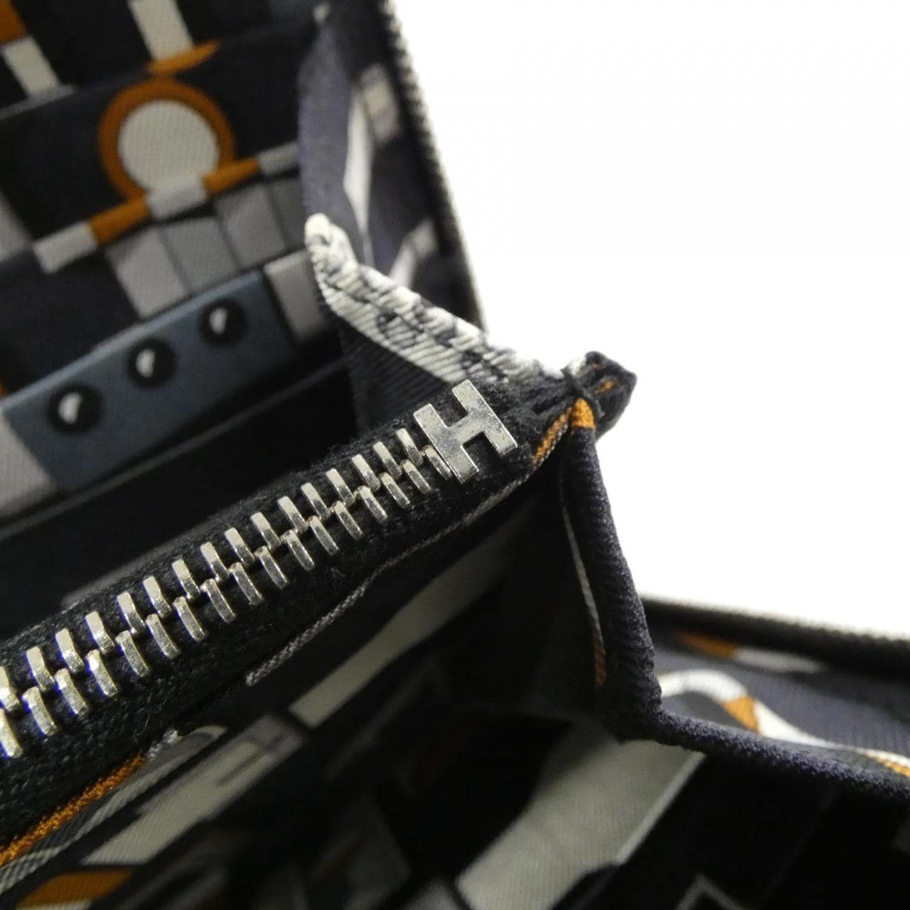 エルメス CARRE EN BOUCLES シルク イン クラシック 071003CK 財布