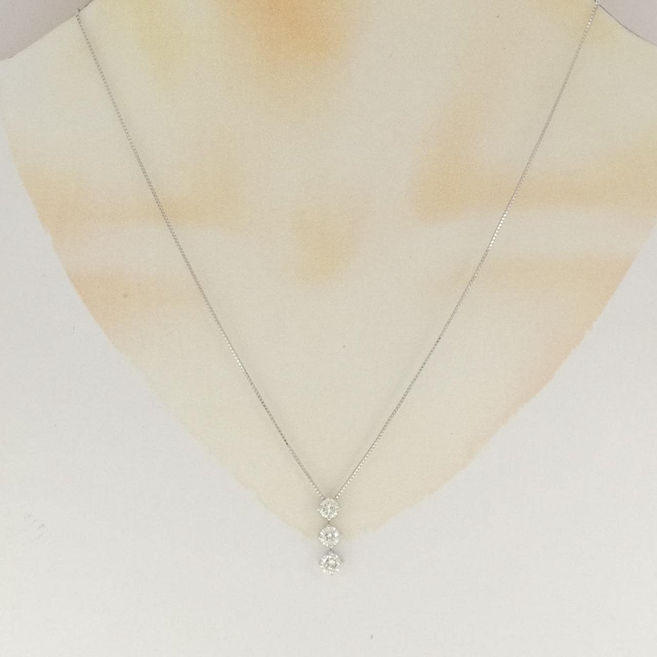 K18WG スリーストーン ダイヤモンド ネックレス 1.05CT