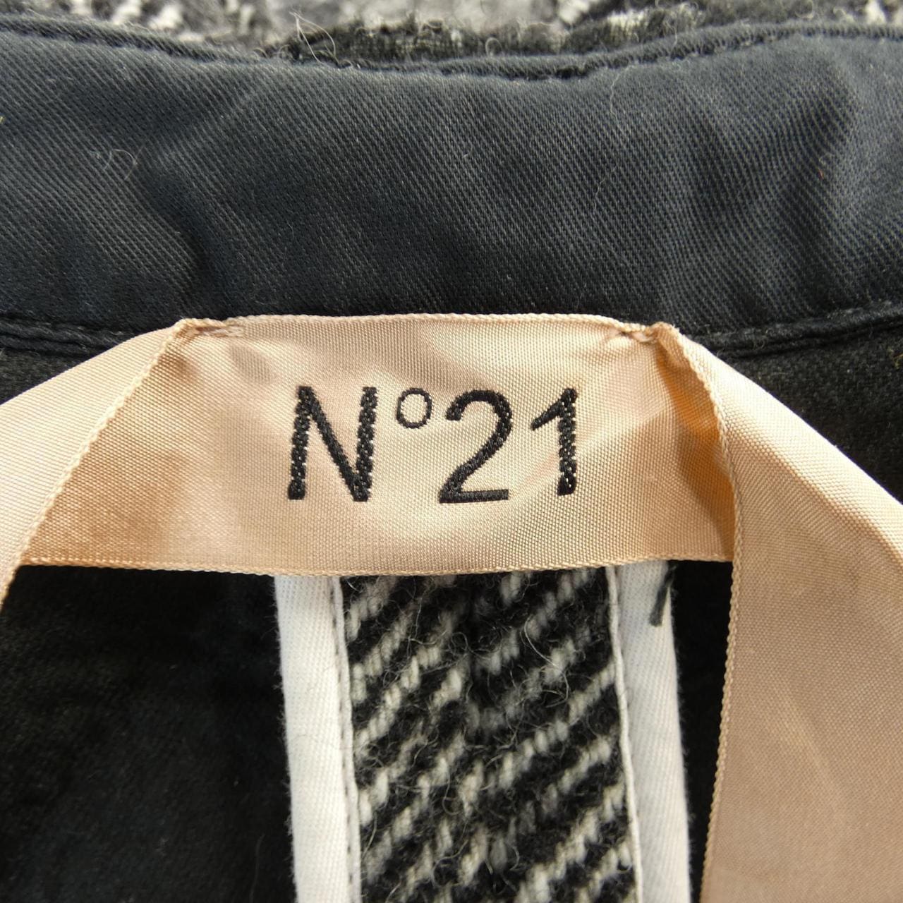ヌメロヴェントゥーノ N°21 ノーカラージャケット