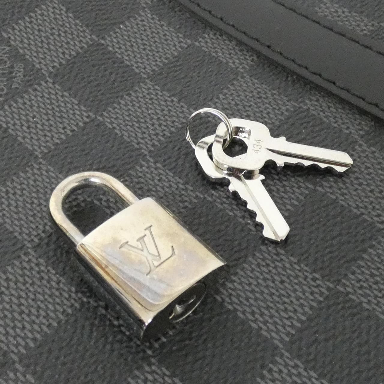 ルイヴィトン ダミエ グラフィット ポルト ドキュマン ヴォワヤージュ N41125 バッグ