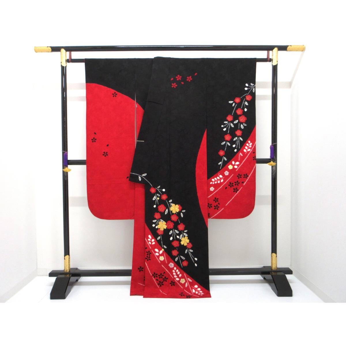 振袖　友禅加工刺繍入り　絞り加工　身幅２Ｌ寸
