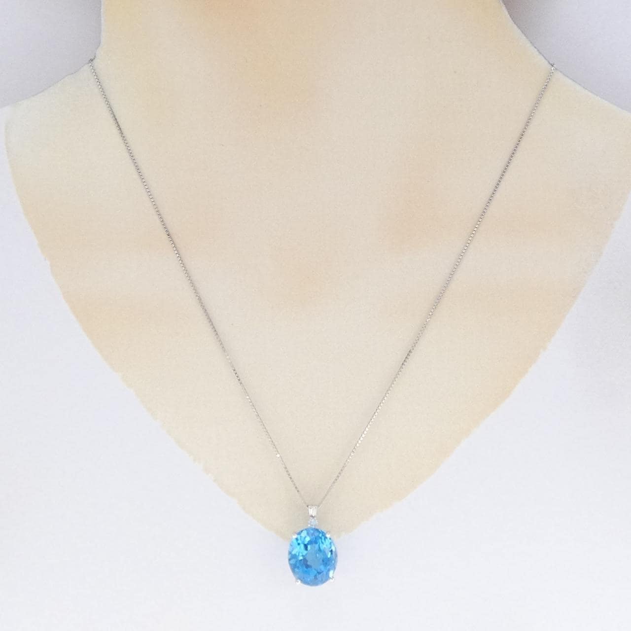 K18WG ブルートパーズ ネックレス 9.00CT