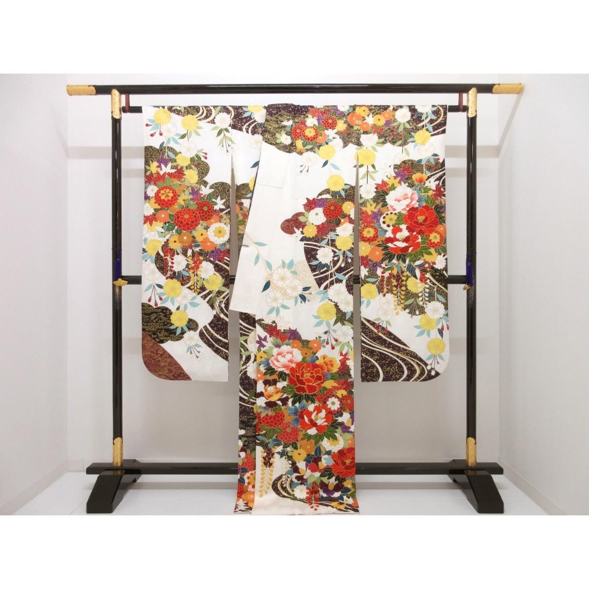 振袖　友禅金彩加工　刺繍入り