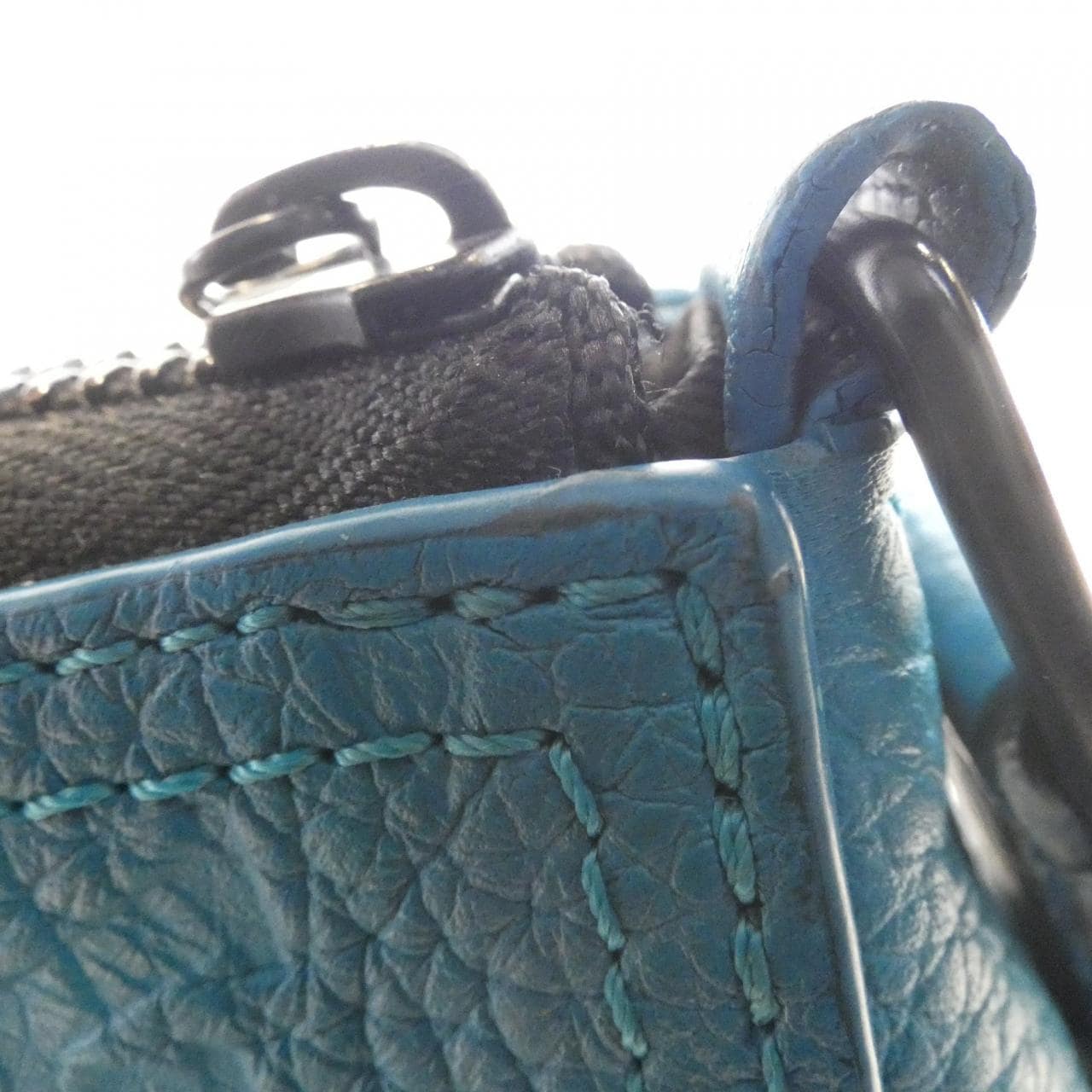 LOUIS VUITTON Taurillon Monogram Triangle Messenger M55925 肩背包